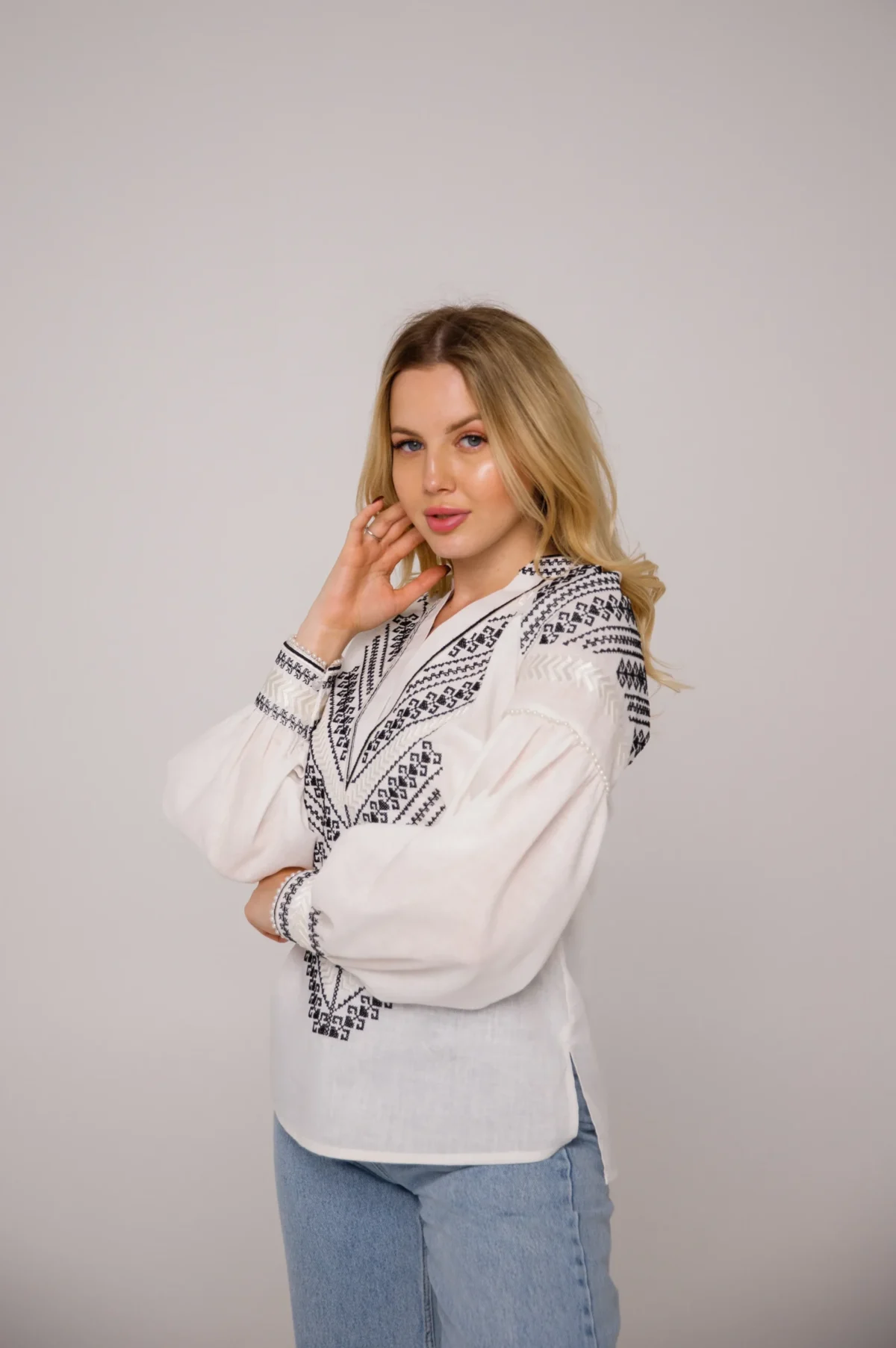 Вишиванка жіноча Муза біла з чорним