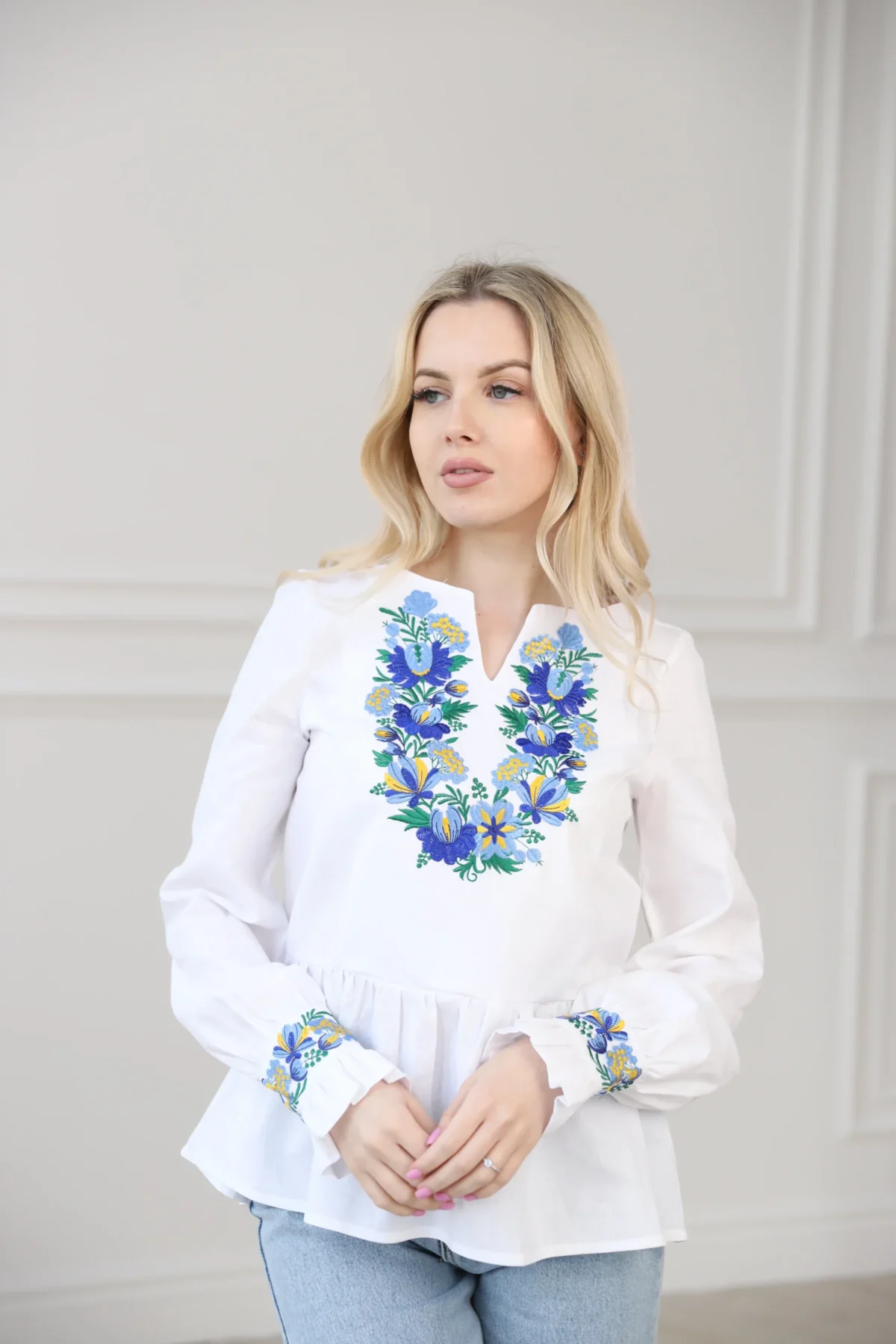 Вишиванка жіноча Соломія біла з синім