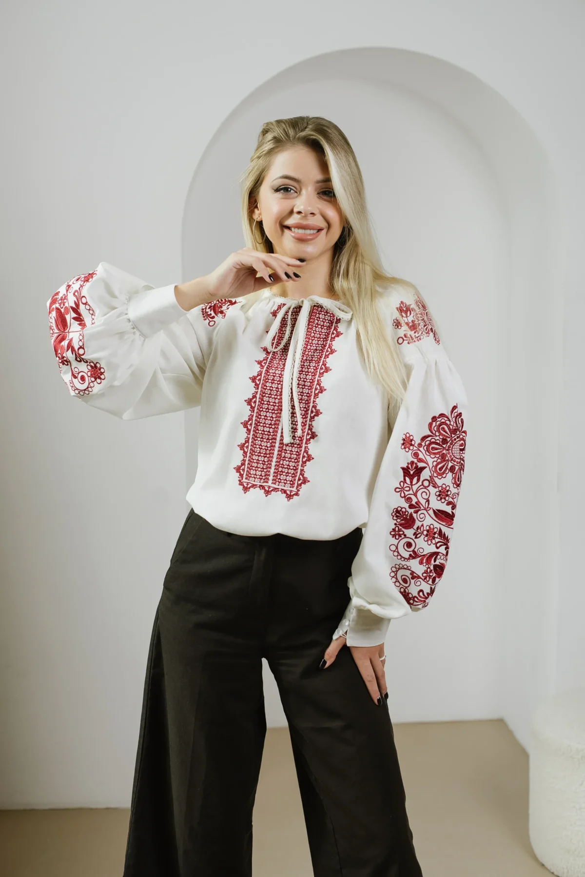 Вишиванка жіноча Цвіта біла з червоною вишивкою
