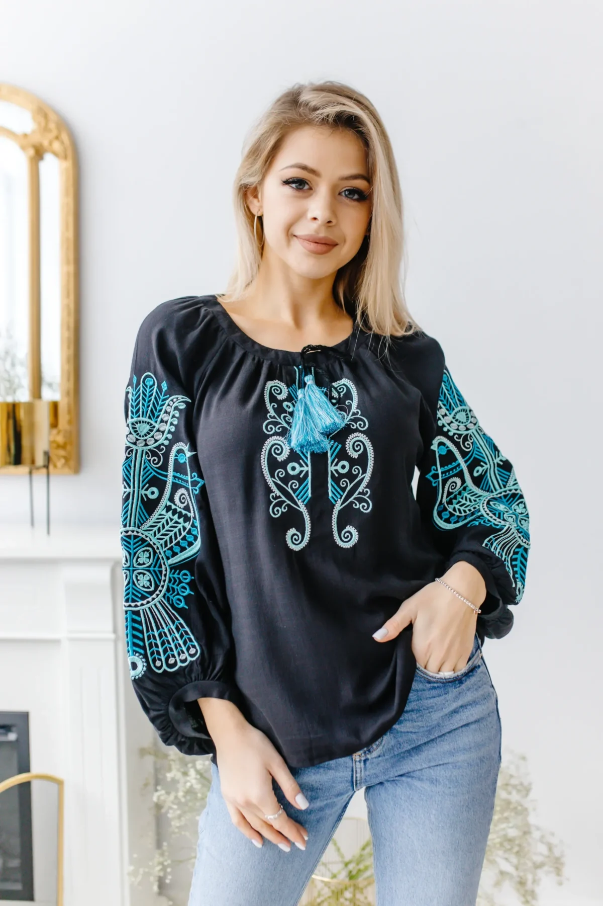 Вишиванка витинанка чорна з блакитною вишивкою